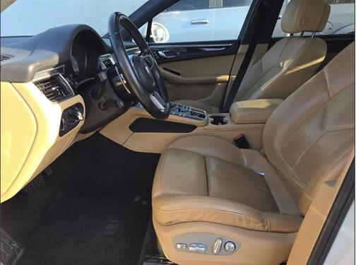 Carrara White Metallic 2017 Porsche Macan Macan
