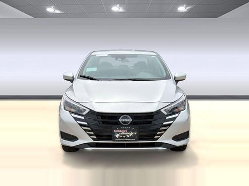 Brilliant Silver Metallic 2025 Nissan Versa 1.6 SV