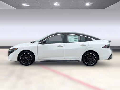 Aspen White Tricoat/Super Black 2026 Nissan Sentra SR