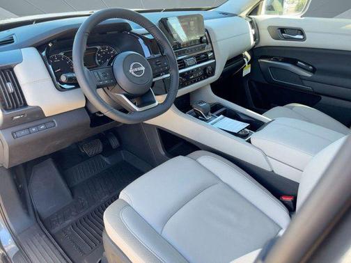 2025 Nissan Pathfinder SL 4WD