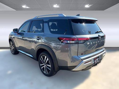 2025 Nissan Pathfinder Platinum FWD