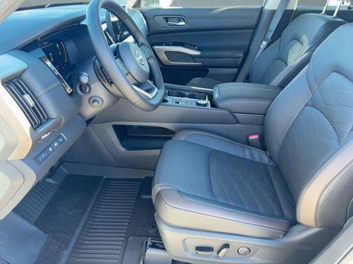 2025 Nissan Pathfinder Platinum 4WD