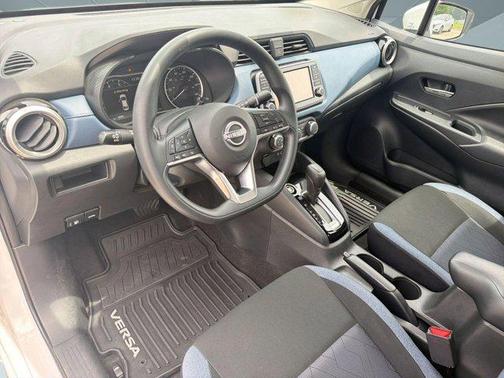 Aspen White Tricoat 2025 Nissan Versa 1.6 SV