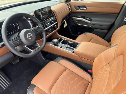 2025 Nissan Pathfinder Platinum FWD
