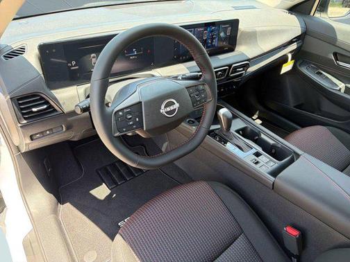 Aspen White Tricoat/Super Black 2026 Nissan Sentra SR