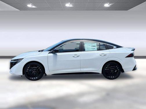 Aspen White Tricoat/Super Black 2026 Nissan Sentra SR