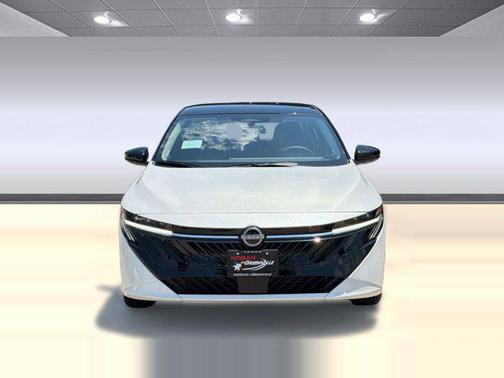 Aspen White Tricoat/Super Black 2026 Nissan Sentra SR