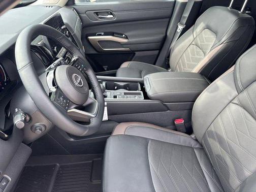 2025 Nissan Pathfinder Platinum FWD