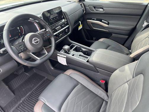 2025 Nissan Pathfinder Platinum FWD