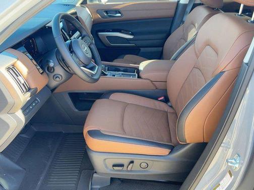 2025 Nissan Pathfinder Platinum FWD