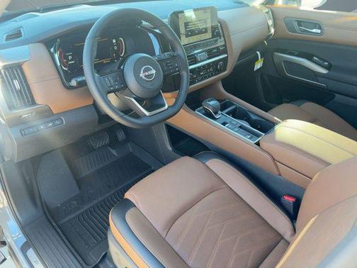 2025 Nissan Pathfinder Platinum FWD