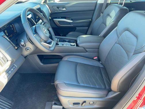 2025 Nissan Pathfinder Platinum 4WD