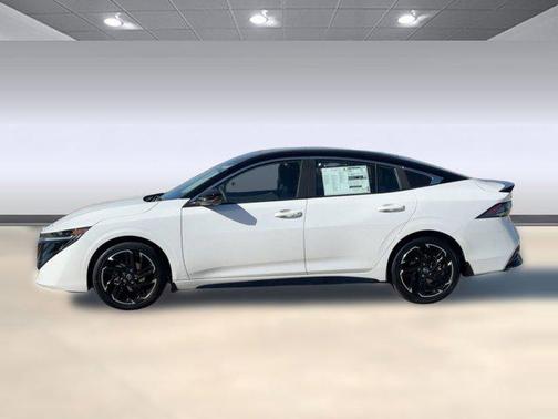 Aspen White Tricoat/Super Black 2026 Nissan Sentra SR