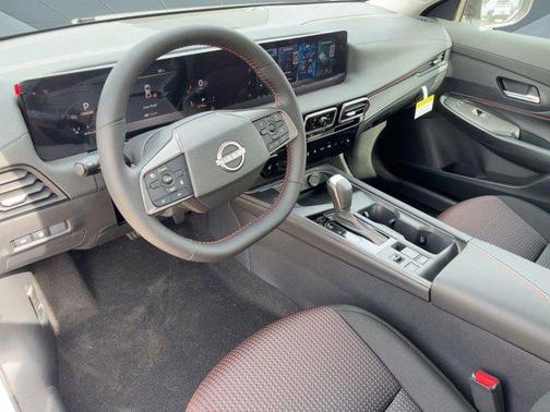 Aspen White Tricoat/Super Black 2026 Nissan Sentra SR