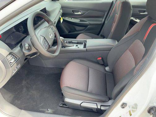 Aspen White Tricoat/Super Black 2026 Nissan Sentra SR