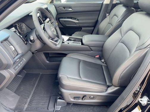 2025 Nissan Pathfinder SL FWD