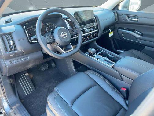 2025 Nissan Pathfinder SL FWD