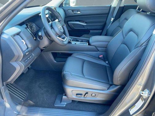 2025 Nissan Pathfinder SL FWD