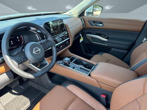 2025 Nissan Pathfinder Platinum FWD