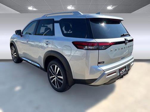 2025 Nissan Pathfinder Platinum FWD