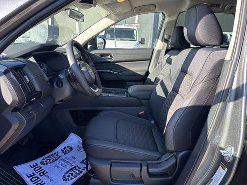 2025 Nissan Pathfinder S FWD