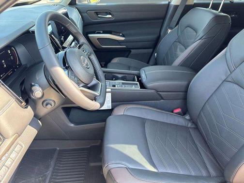 2025 Nissan Pathfinder Platinum FWD