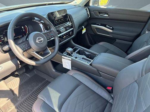 2025 Nissan Pathfinder Platinum FWD