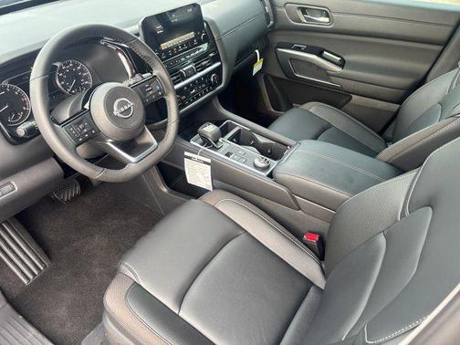 2025 Nissan Pathfinder SL 4WD