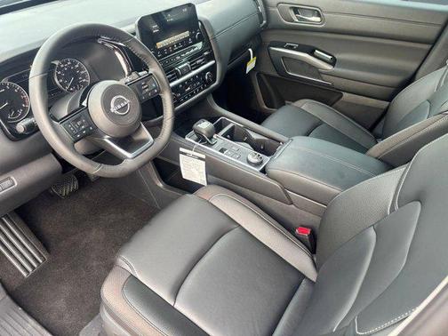 2025 Nissan Pathfinder SL 4WD