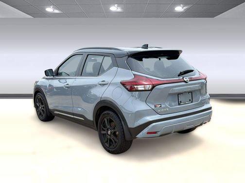 Boulder Gray Pearl/Super Black 2021 Nissan Kicks SR
