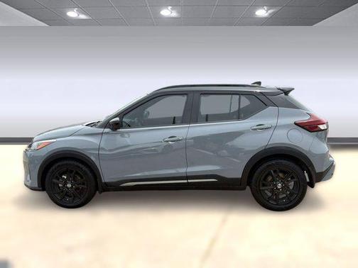Boulder Gray Pearl/Super Black 2021 Nissan Kicks SR