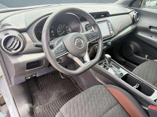 Boulder Gray Pearl/Super Black 2021 Nissan Kicks SR