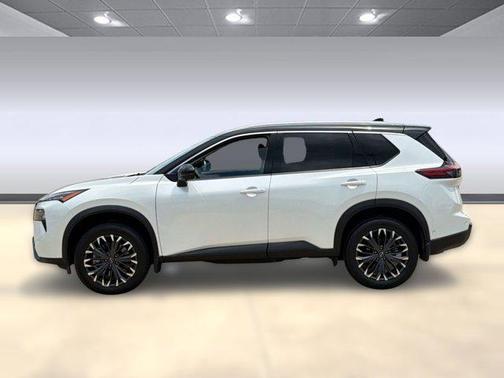Everest White Pearl/Super Black 2025 Nissan Rogue SL