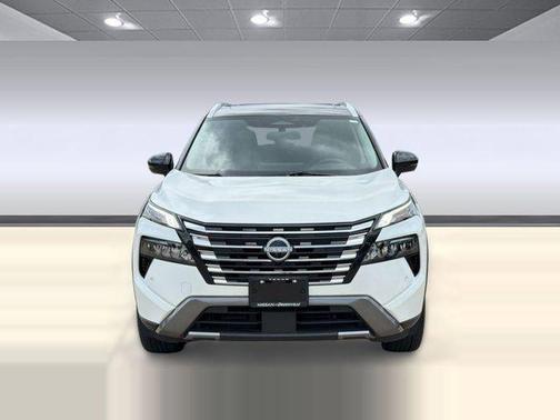 Everest White Pearl/Super Black 2025 Nissan Rogue SL
