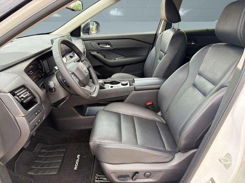 Everest White Pearl/Super Black 2025 Nissan Rogue SL