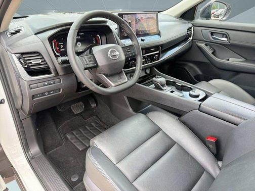 Everest White Pearl/Super Black 2025 Nissan Rogue SL