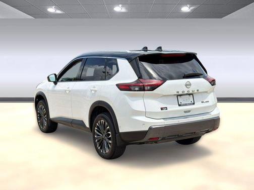 Everest White Pearl/Super Black 2025 Nissan Rogue SL