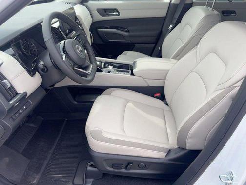 2025 Nissan Pathfinder SL FWD