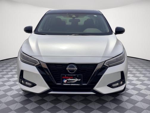 Aspen White Tricoat/Super Black 2022 Nissan Sentra SR
