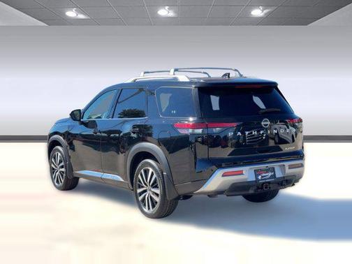 2025 Nissan Pathfinder Platinum FWD