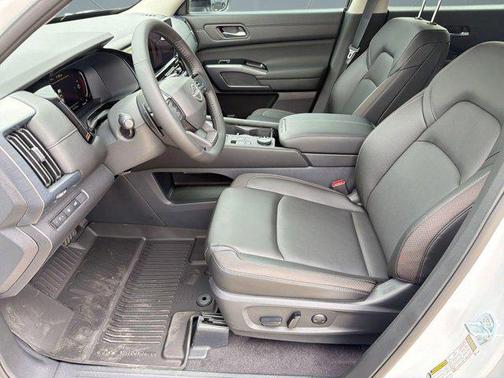 Everest White Pearl Tricoat 2026 Nissan Pathfinder SL