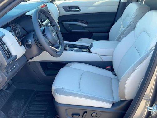 2025 Nissan Pathfinder SL 4WD