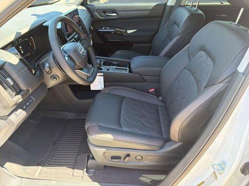 Everest White Pearl Tricoat/Super Black 2026 Nissan Pathfinder Platinum