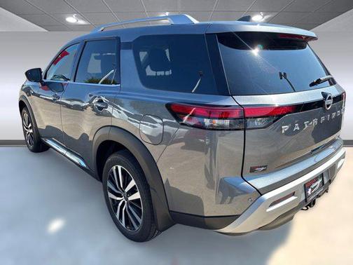 2025 Nissan Pathfinder Platinum FWD