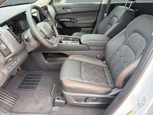 Everest White Pearl Tricoat 2026 Nissan Pathfinder Platinum