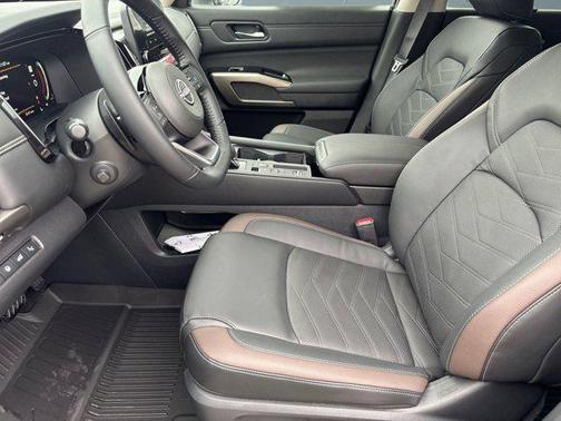 2025 Nissan Pathfinder Platinum FWD