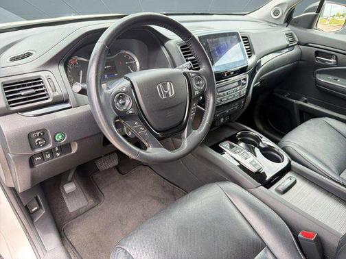 White 2016 Honda Pilot Elite