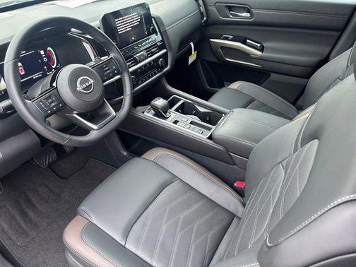 2025 Nissan Pathfinder Platinum FWD