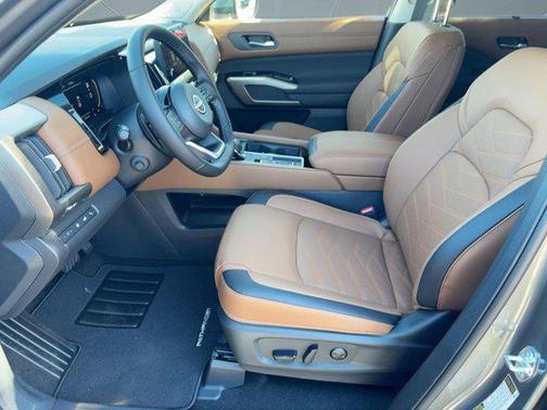 2025 Nissan Pathfinder Platinum FWD