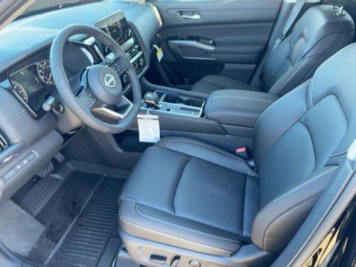 2025 Nissan Pathfinder SL FWD